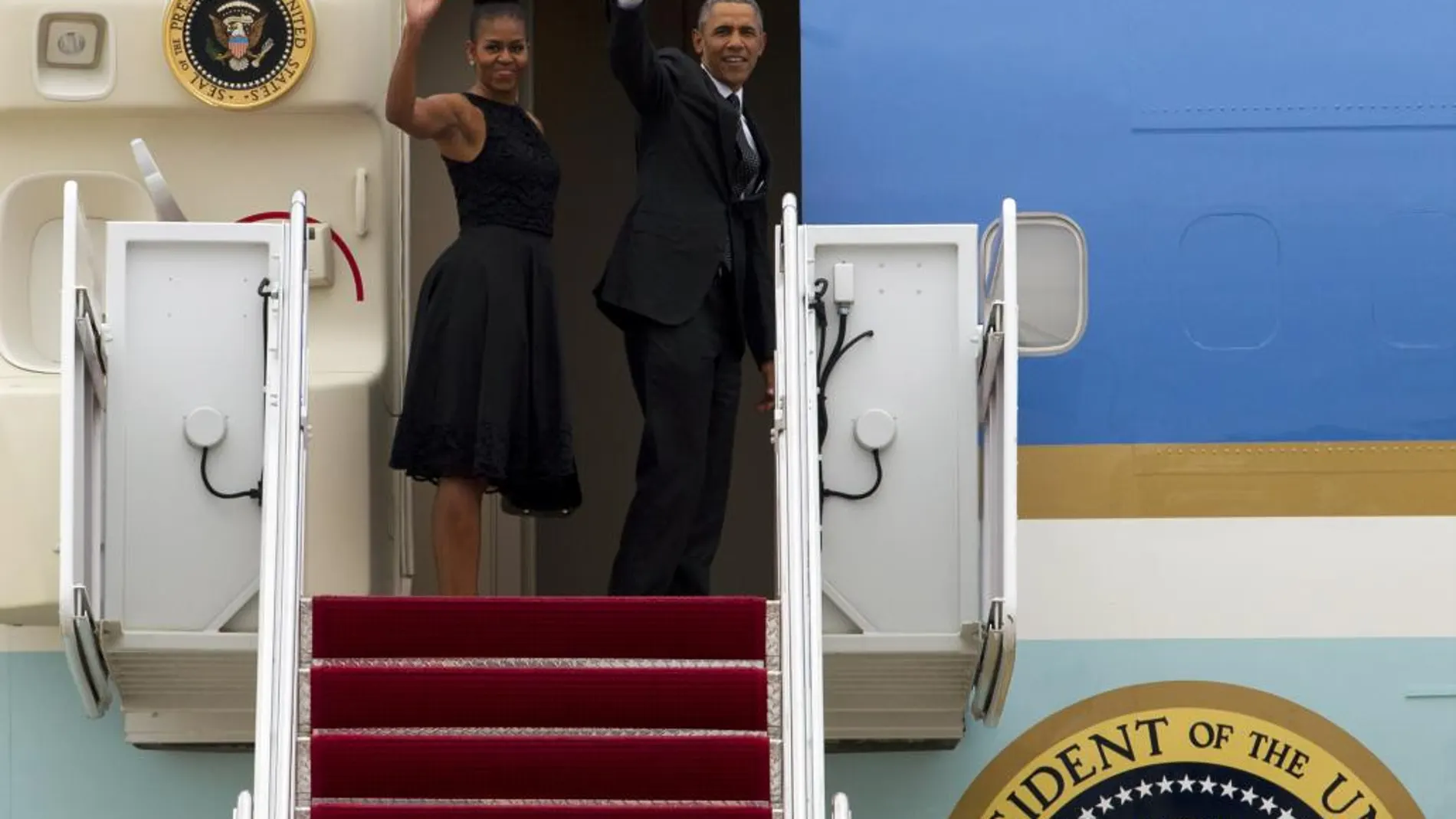 El presidente de EE UU, Barak Obama, la primera dama Michelle Obama saludan antes de entrar en el Air Force One