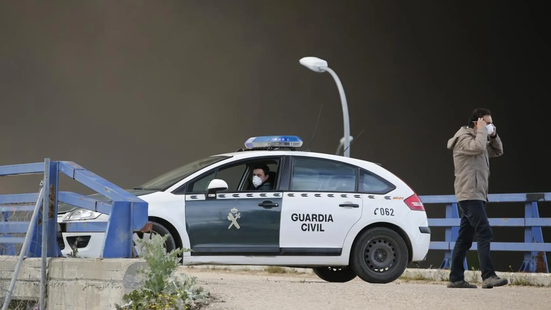 Guardias civiles con máscaras en el incendio de Seseña