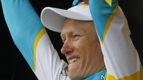 Vinokourov celebra su victoria en el podio