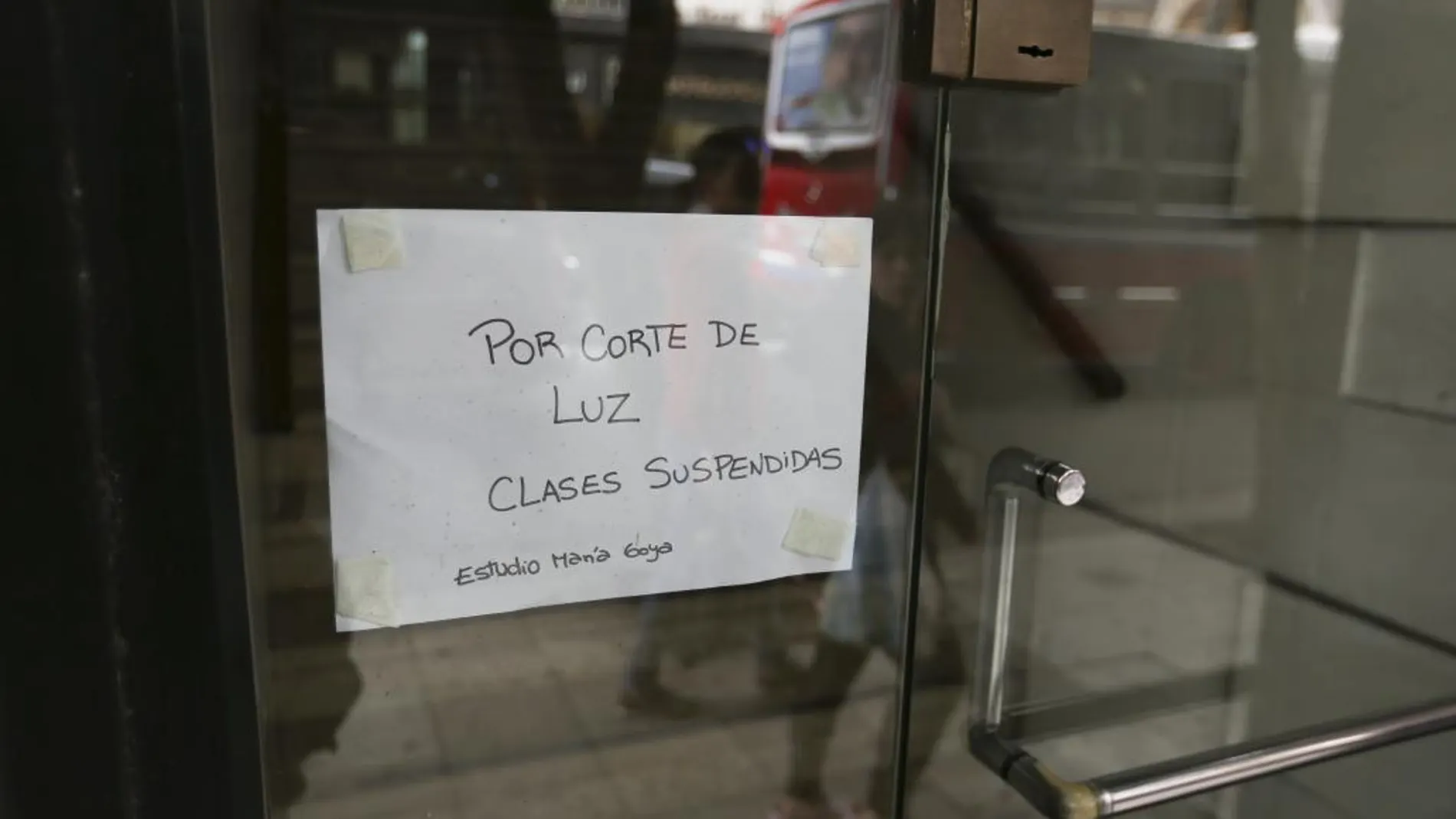 Vista de un cartel que anuncia la suspensión de las clases en un centro educativo hoy, jueves 15 de octubre de 2015, en el barrio porteño de Recoleta, afectado por el apagón.