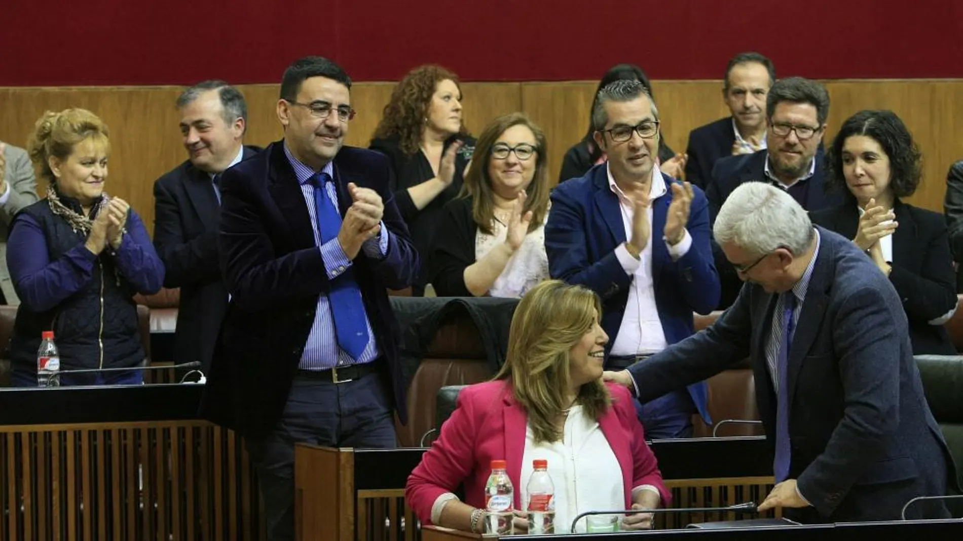 La presidenta de la Junta, Susana Díaz, aplaudida por la bancada socialista tras su intervención en el debate del estado de la comunidad de marzo de 2016