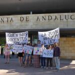 Concentración de docentes con discapacidad frente a la Consejería de Educación / Foto: La Razón