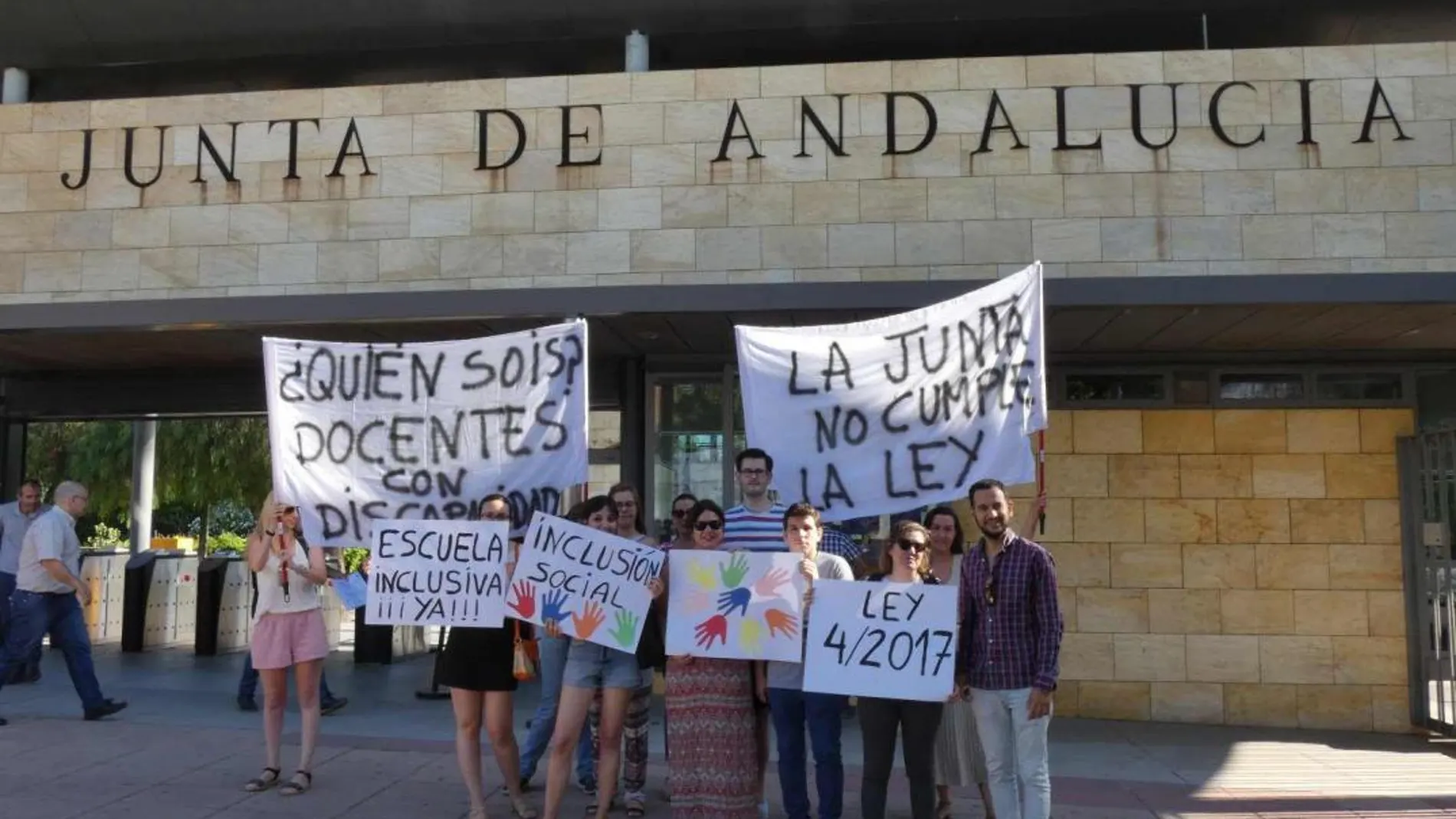 Concentración de docentes con discapacidad frente a la Consejería de Educación / Foto: La Razón