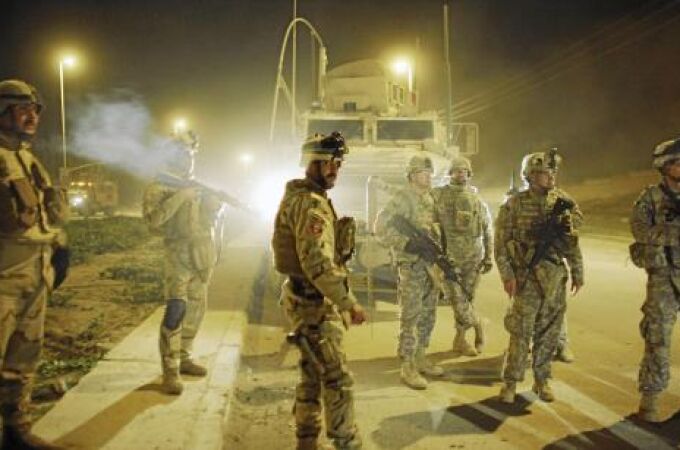 Soldados norteamericanos, en un control nocturno en la ciudad de Mosul