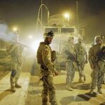 Soldados norteamericanos, en un control nocturno en la ciudad de Mosul