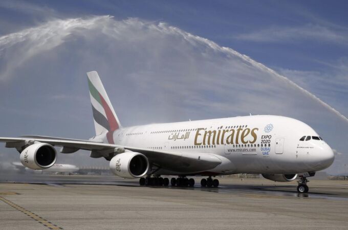 El avión de pasajeros más grande del mundo, el A380, de las líneas aéras Emirates Airlines, a su llegada al aeropuerto Adolfo Suárez Madrid-Barajas.