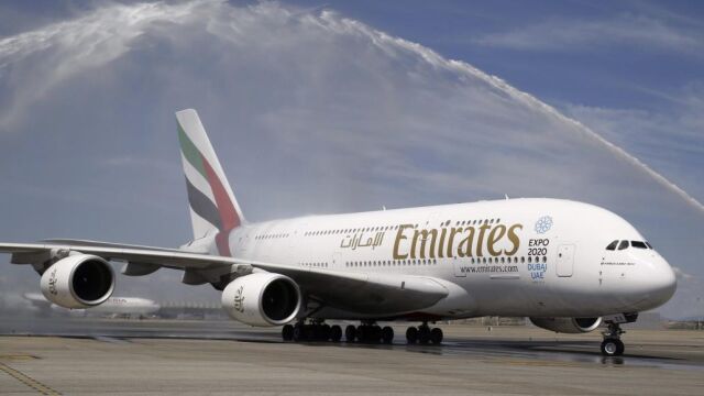 El avión de pasajeros más grande del mundo, el A380, de las líneas aéras Emirates Airlines, a su llegada al aeropuerto Adolfo Suárez Madrid-Barajas.