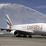 El avión de pasajeros más grande del mundo, el A380, de las líneas aéras Emirates Airlines, a su llegada al aeropuerto Adolfo Suárez Madrid-Barajas.