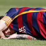 Messi con claros gestos de dolor tras golpearse en la rodilla