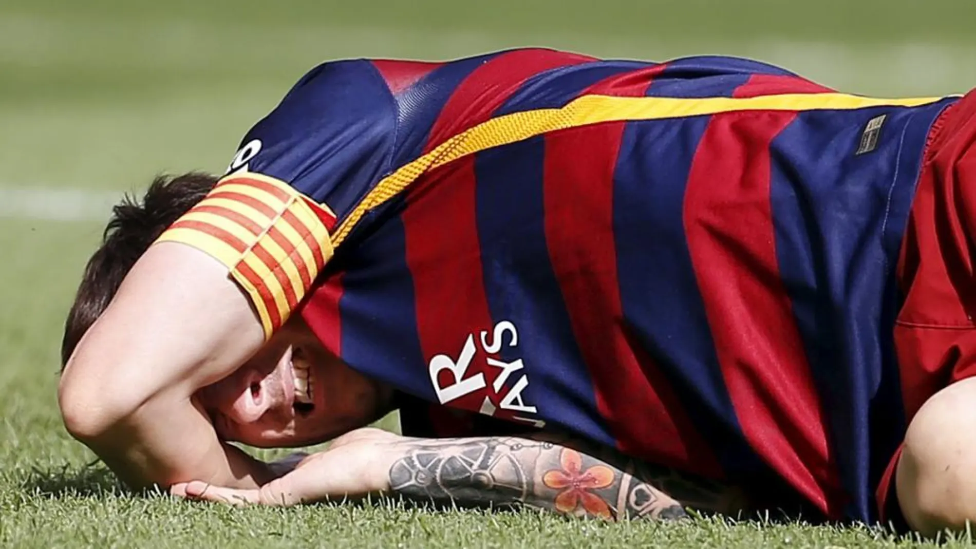 Messi con claros gestos de dolor tras golpearse en la rodilla