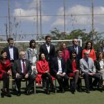 El líder de los socialistas, Pedro Sánchez, posa junto a su equipo para las elecciones del 26-J