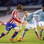 El jugador croata del Sporting Halilovic (i) trata de escapar de Planas