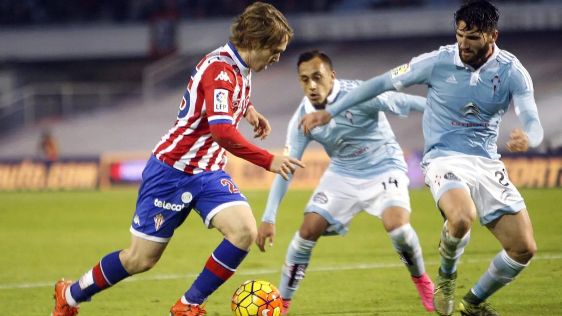 El jugador croata del Sporting Halilovic (i) trata de escapar de Planas