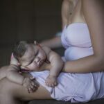 Una madre sostiene a su bebé con microcefalia en Brasil