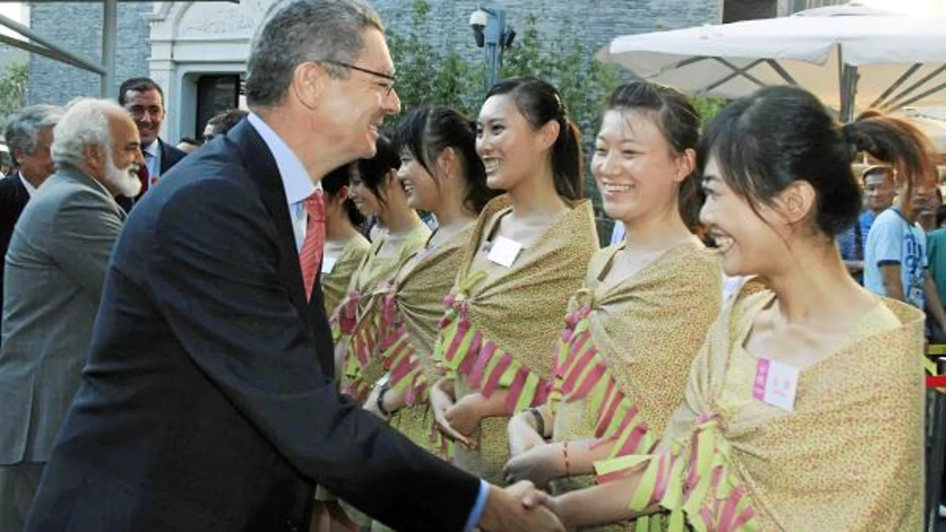 El alcalde, Alberto Ruiz- Gallardón visitó ayer el pabellón de Madrid en la Exposición Universal de Shanghai