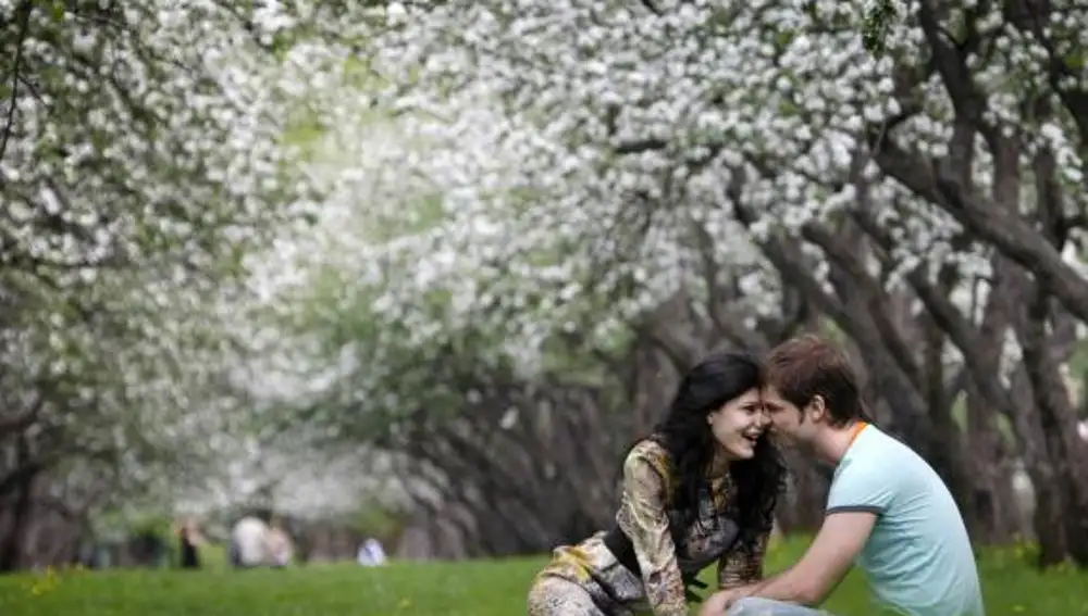 Una pareja se besa en un parque de Moscú