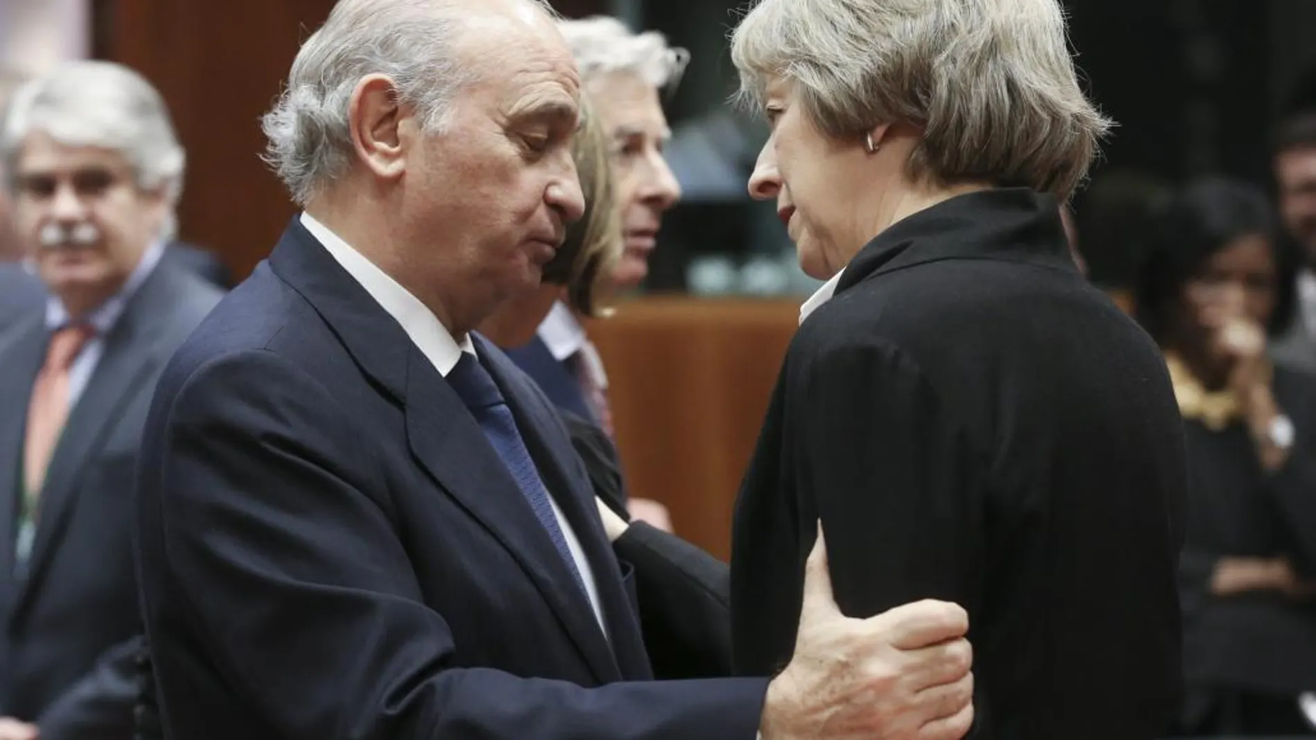 Jorge Fernández Díaz conversa con su homóloga británica Theresa May durante la reunión extraordinaria de ministros del Interior en Bruselas.