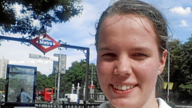 Alenka Yumara, a las puertas de la estación de Metro de Retiro, en una de sus últimas imágenes antes de que se perdiera su pista / Foto cedida por la familia