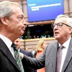 Nigel Farage (izq.), líder de los euroescépticos británicos, se enfrentó al presidente de la Comisión, Jean-Claude Juncker