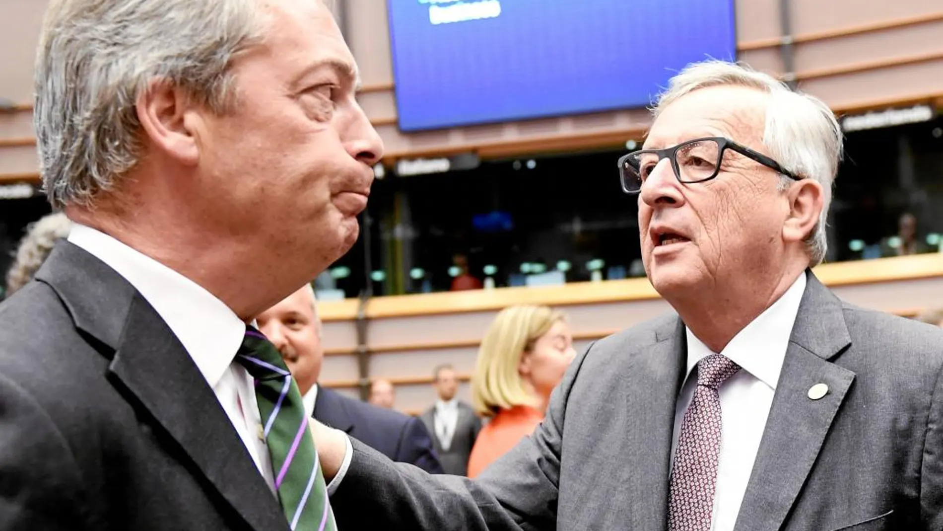 Nigel Farage (izq.), líder de los euroescépticos británicos, se enfrentó al presidente de la Comisión, Jean-Claude Juncker