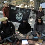 El líder del Estado Islámico Gul Dali (a la derecha) junto a algunos miembros de su familia en Afganistán