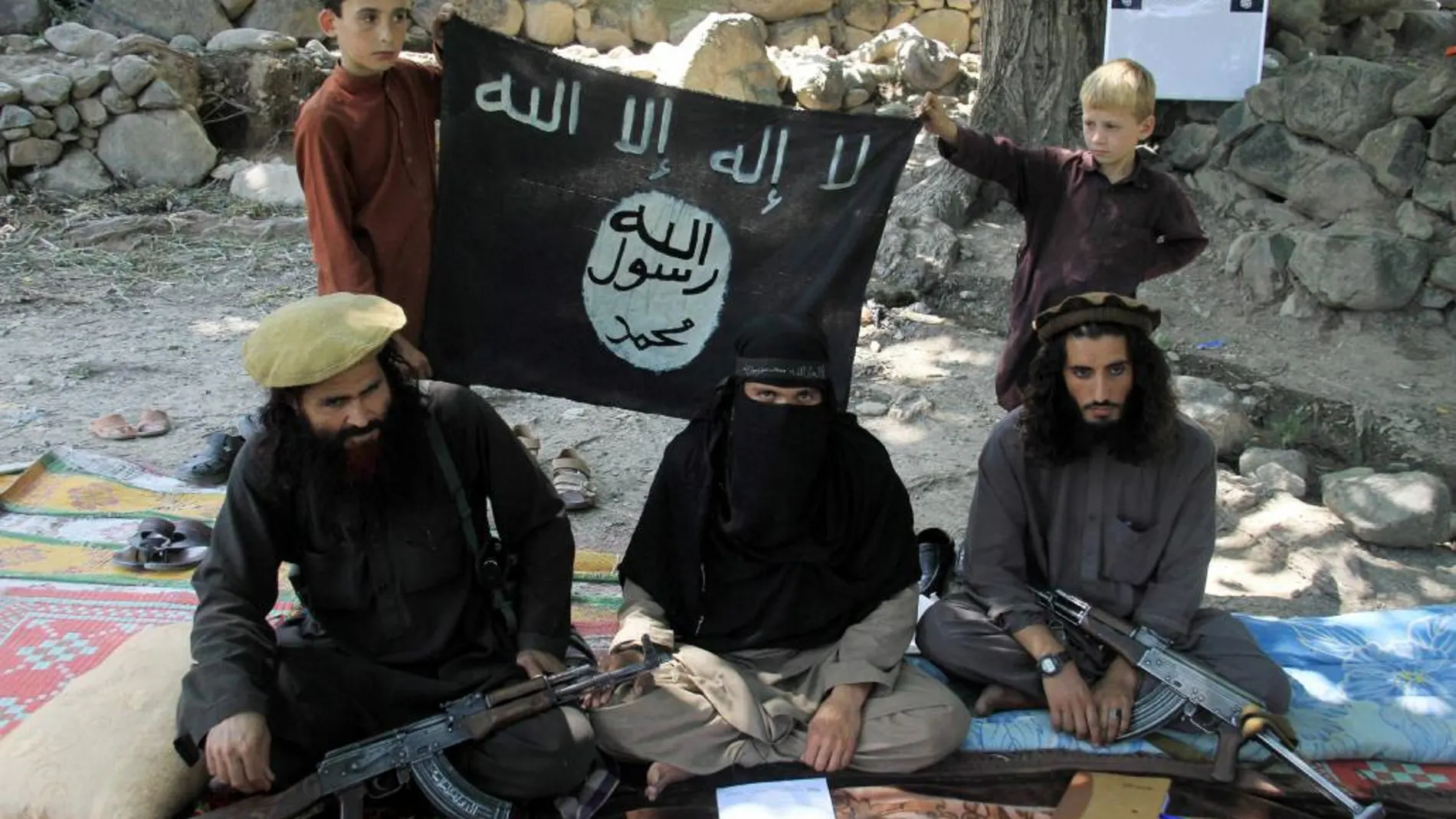 El líder del Estado Islámico Gul Dali (a la derecha) junto a algunos miembros de su familia en Afganistán