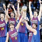 Los jugadores del FC Barcelona Regal celebran su victoria