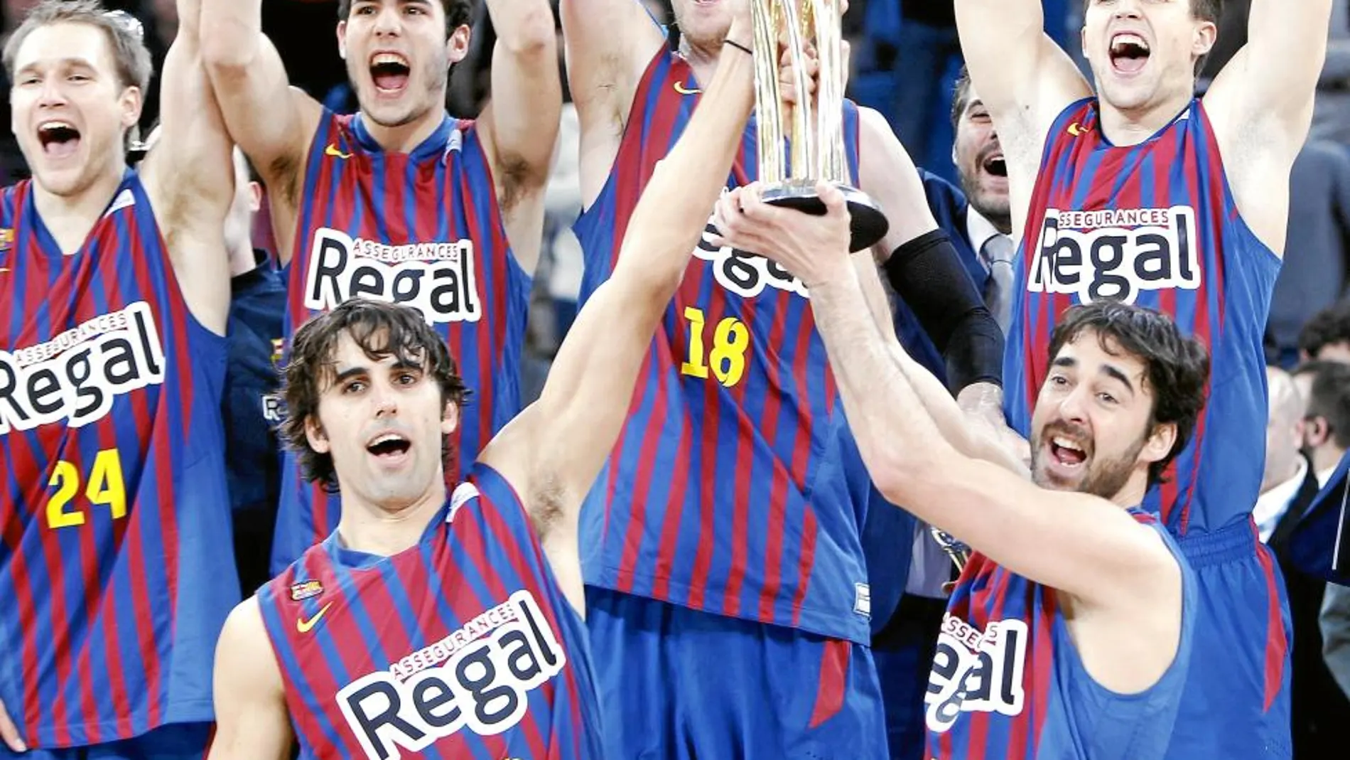 Los jugadores del FC Barcelona Regal celebran su victoria