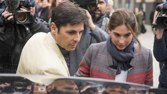 El matador de toros Francisco Rivera acompañado por su esposa, Lourdes Montes, tras declarar ante la Fiscalía de Menores en Sevilla.