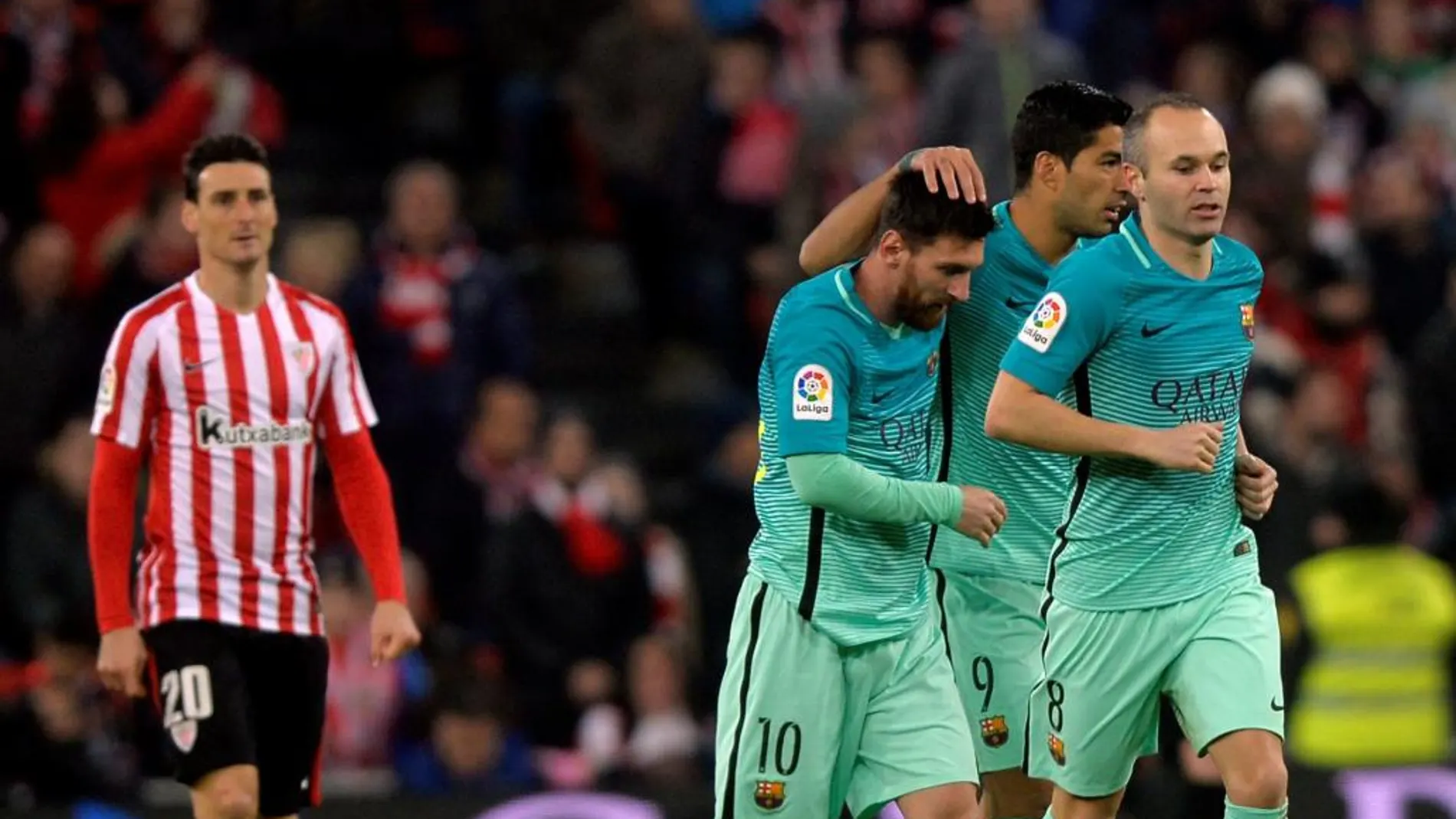 Messi, Luis Suarez y Andres Iniesta, tras el gol de falta de Messi