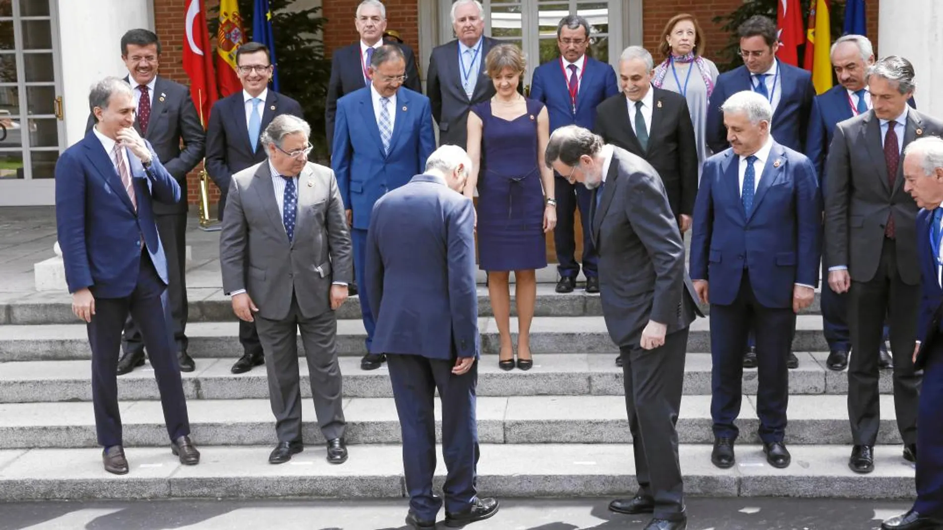 Mariano Rajoy y algunos de sus ministros, ayer, junto al primer ministro turco, Binali Yildirim en La Moncloa en l