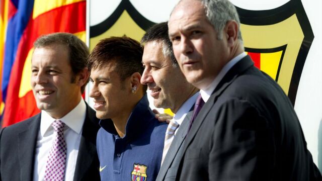 Sandro Rosell; el jugador brasileño Neymar da Silva; Josep María Bertomeu y Andoni Zubizarreta, de izda a dcha, durante la presentación de Neymar.