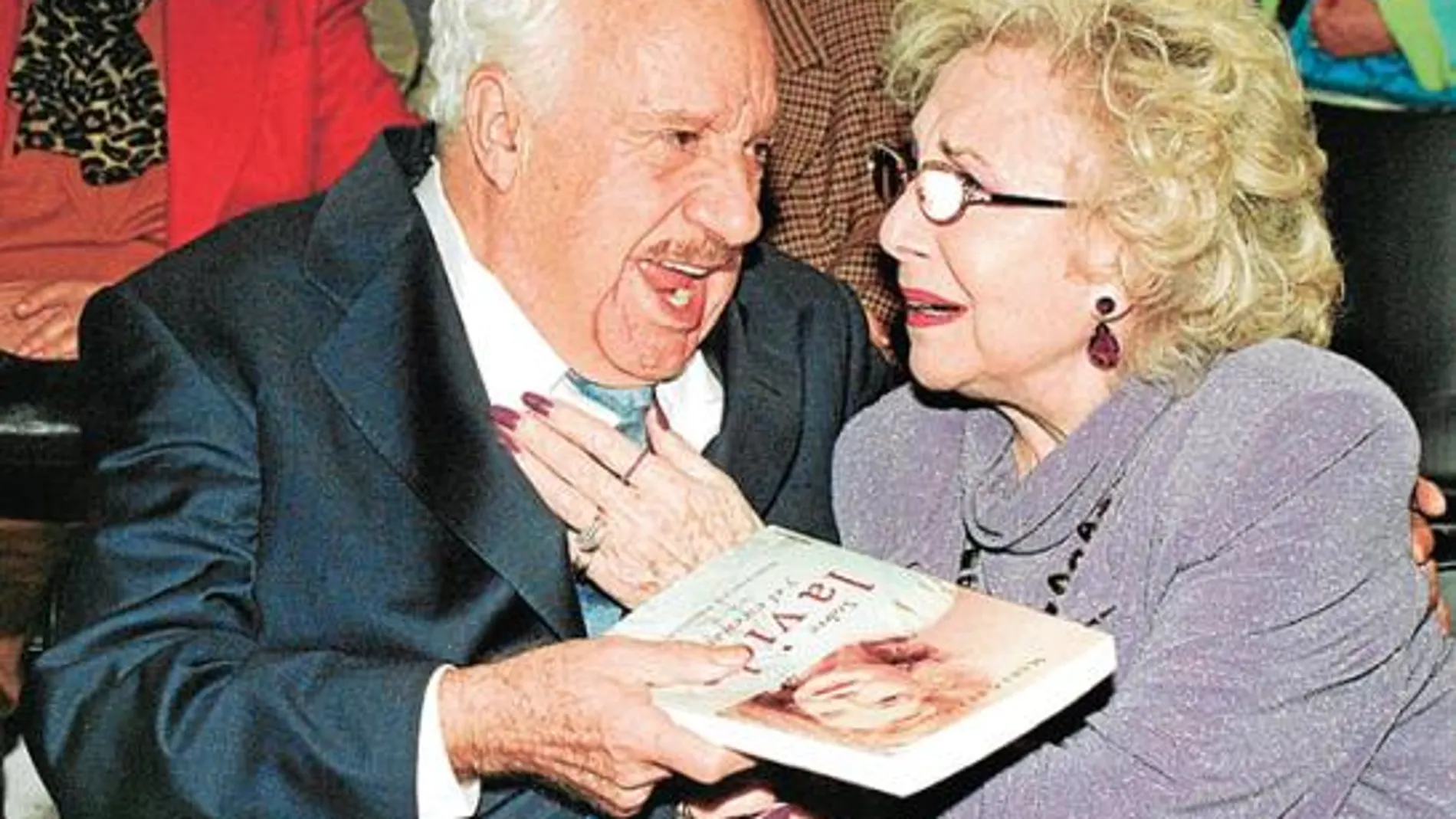 Con José Tamayo, en la presentación de la biografía de la actriz (2001)