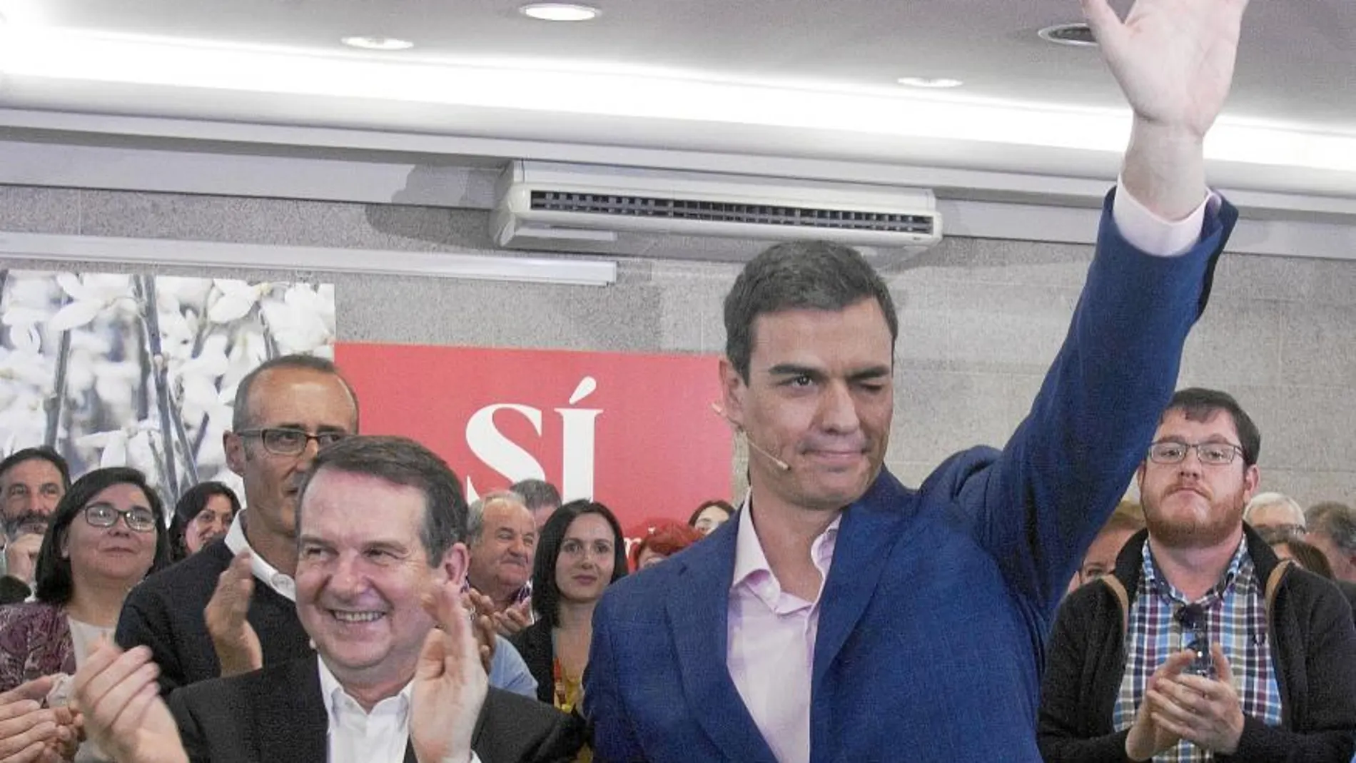 Pedro Sánchez, ayer junto al alcalde de Vigo, Abel Caballero, imputado por corrupción