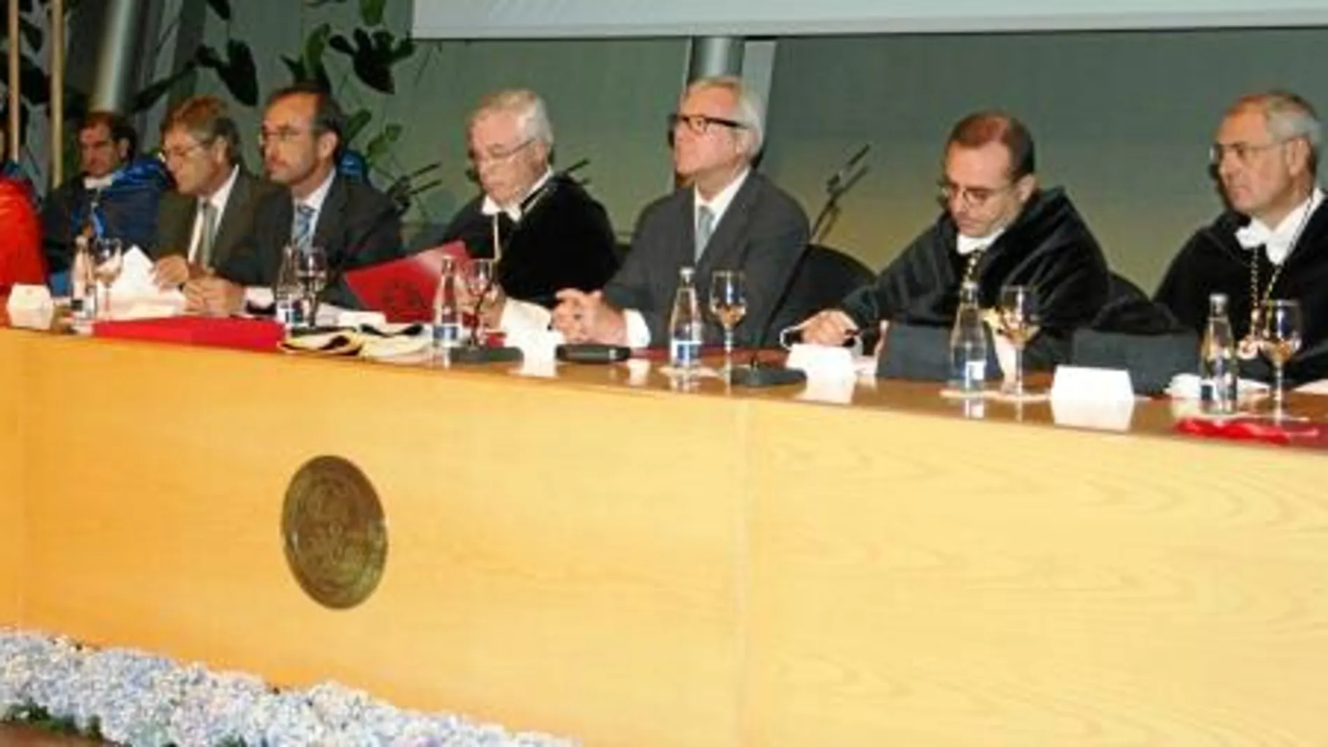 Valcárcel, flanqueado por los rectores de la UMU y la UPCT (centro), durante su intervención en el acto de inicio del curso académico en las universidades públicas de la Región