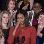 La primera dama estadounidense, Michelle Obama (c), reacciona durante su discurso en un acto educativo en la Casa Blanca, Washington (EEUU), el 6 de enero de 2017