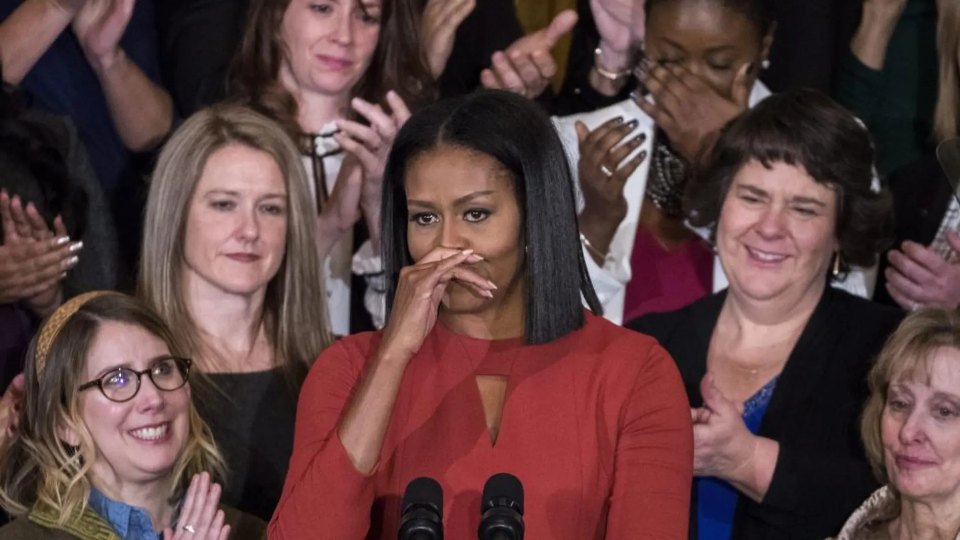 La primera dama estadounidense, Michelle Obama (c), reacciona durante su discurso en un acto educativo en la Casa Blanca, Washington (EEUU), el 6 de enero de 2017