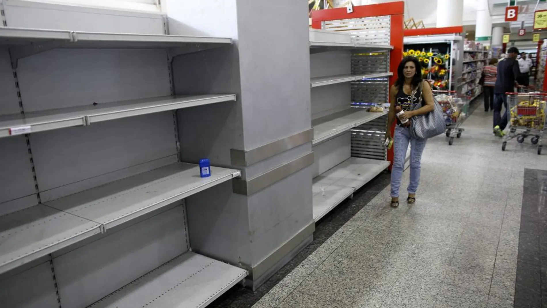Supermercado con las estanterías vacías en Caracas