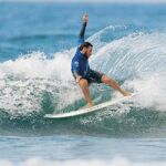 El surfista Iker Acero, en la imagen, es uno de los dos detenidos