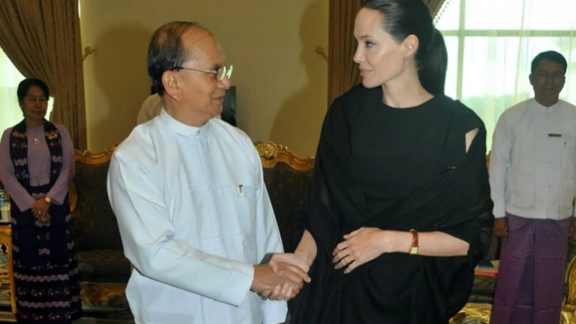 El presidente birmano, Thein Sein (i), recibiendo a lAngelina Jolie en la residencia presidencial en Naypyitaw (Birmania)