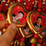 Souvenirs con el retrato del presidente Xi Jinping junto a otros que incluyen imágenes de Mao Zedong en la plaza de Tiananmen, en Pekín, China,