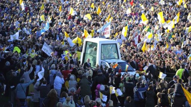 Unas 125.000 personas reciben a Benedicto XVI