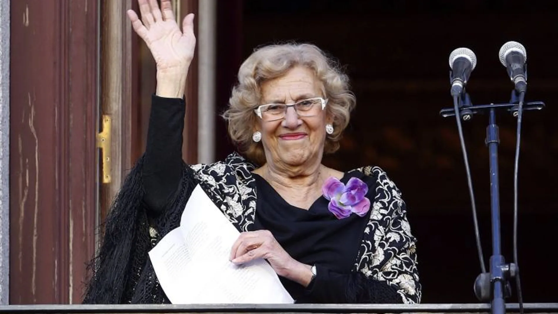 La alcadesa de Madrid, Manuela Carmena asiste a la lectura del pregón de las Fiestas de San Isidro, el pasado día 13 en la Plaza de la Villa.