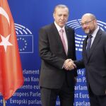 BRU201. BRUSELAS (BÉLGICA), 05/10/2015.- El presidente del Parlamento Europeo (PE), Martin Schulz (dcha), recibe al presidente turco Recep Tayyip Erdogan, a su llegada a la sede del PE en Bruselas, Bélgica, el 5 de octubre del 2015. EFE/Olivier Hoslet