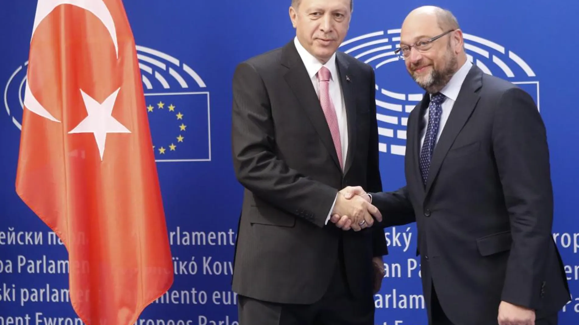 BRU201. BRUSELAS (BÉLGICA), 05/10/2015.- El presidente del Parlamento Europeo (PE), Martin Schulz (dcha), recibe al presidente turco Recep Tayyip Erdogan, a su llegada a la sede del PE en Bruselas, Bélgica, el 5 de octubre del 2015. EFE/Olivier Hoslet