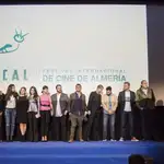  El equipo de actores y producción de «Mar de Plástico» reciben el premio «Filming Almería»