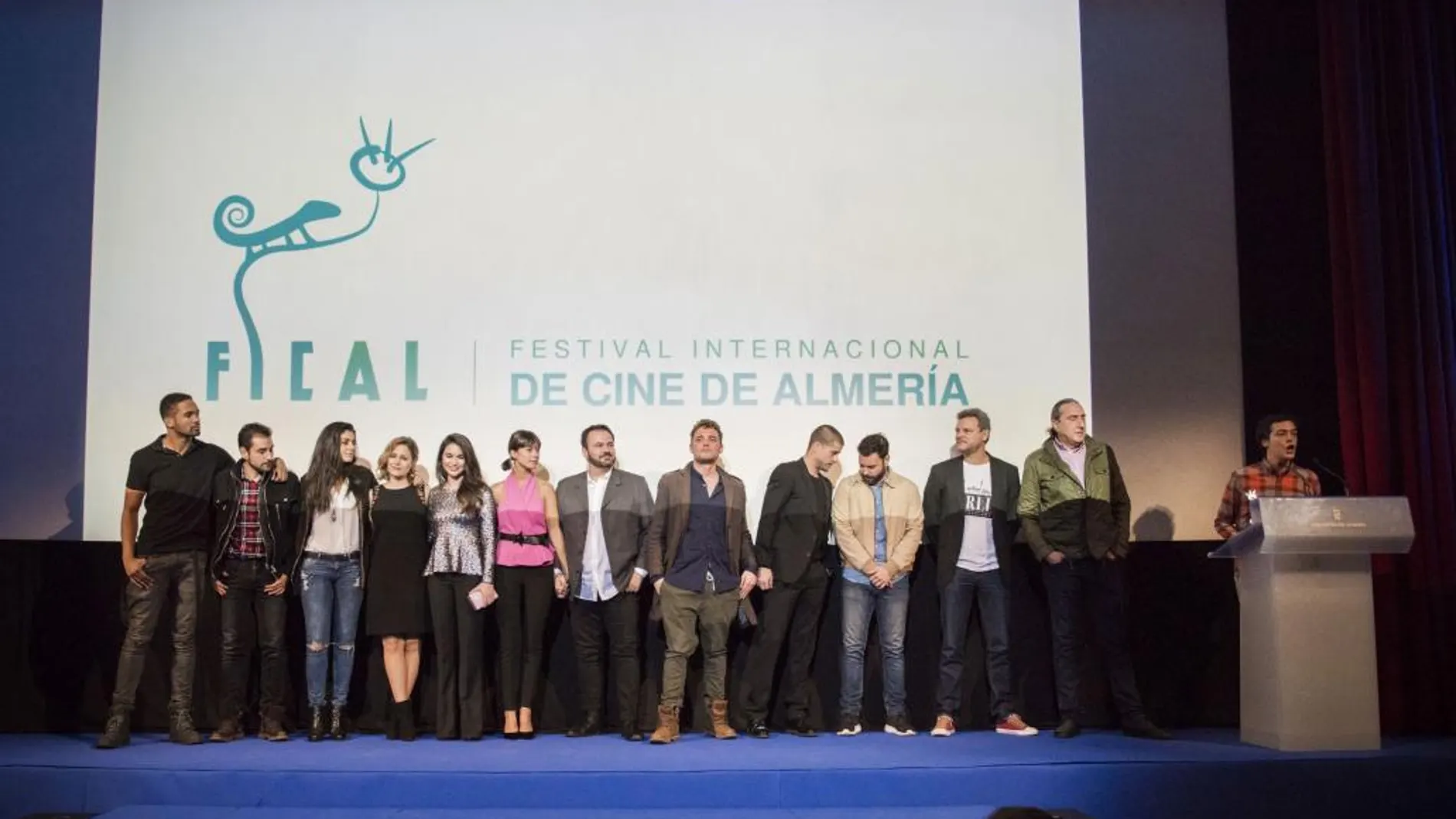 El equipo de actores y producción de «Mar de Plástico» reciben el premio «Filming Almería»