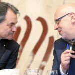 Artur Mas escucha al secretario del Govern, Jordi Baiget