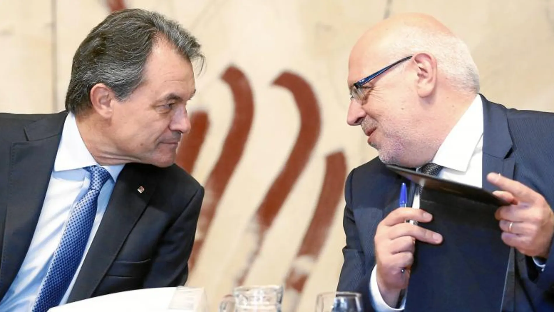 Artur Mas escucha al secretario del Govern, Jordi Baiget