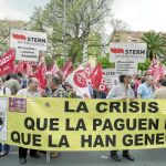Imagen de la concentración de las asociaciones sindicales en las puertas de la Delegación del Gobierno